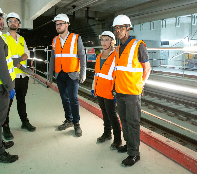 Quentin Gesell sur le chantier de la gare de la Ligne 17