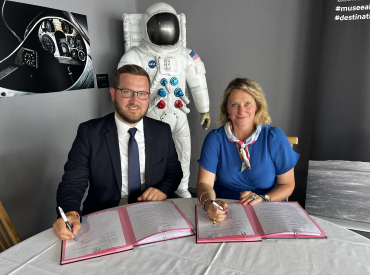 Quentin Gesell et Anne-Catherine Robert-Hauglustaine signent une convention de partenariat.
