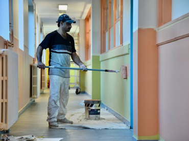 Travaux de peinture dans l'école Jean Jaurès.