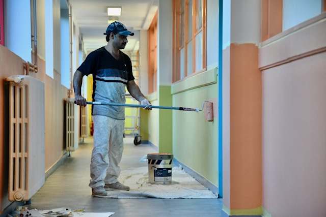 Travaux de peinture dans l'école Jean Jaurès.