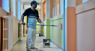 Travaux de peinture dans l'école Jean Jaurès.